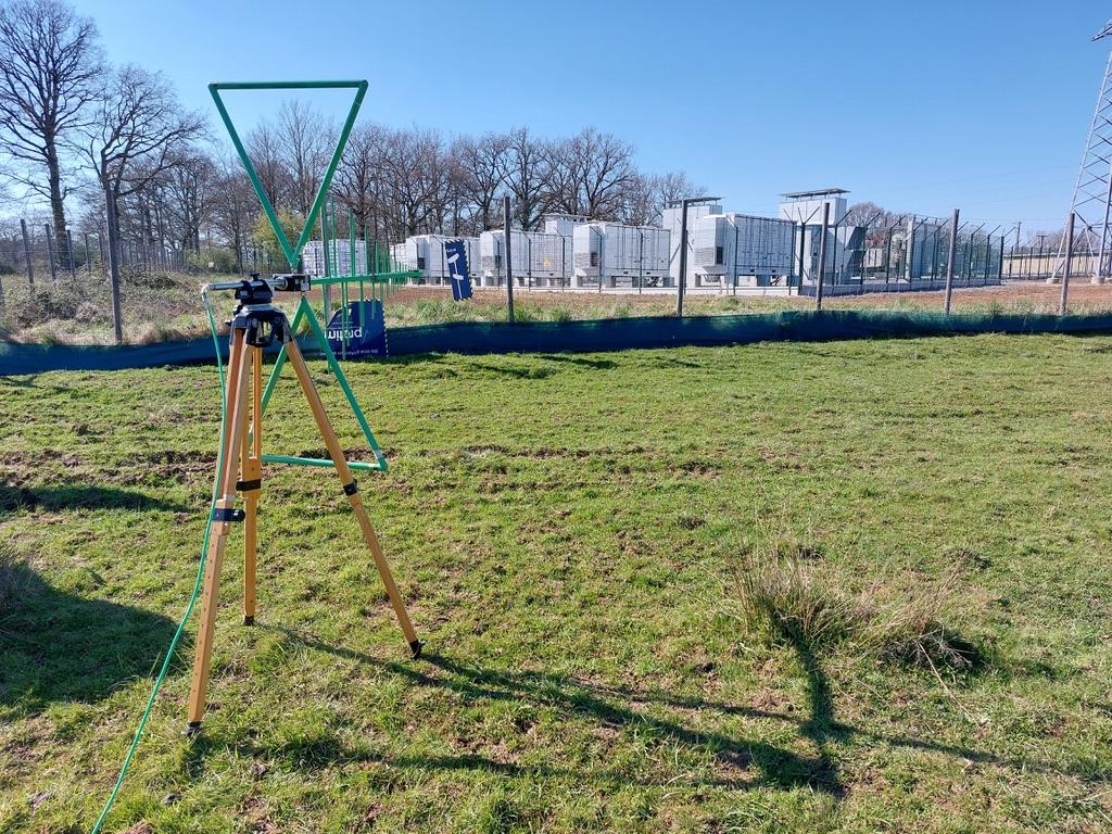 Mesure CEM sur site — antenne biconique face à un poste électrique