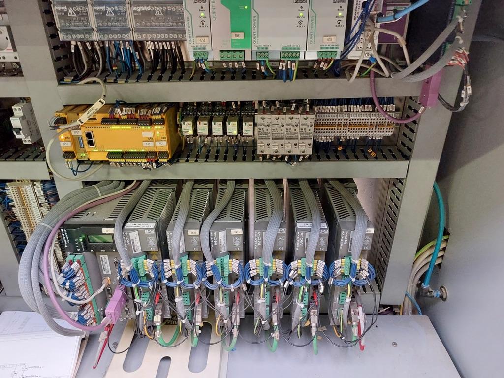 Armoire électrique industrielle — variateurs et automatismes courant faible