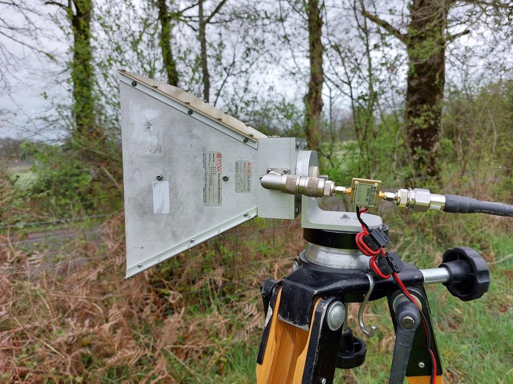 Antenne cornet de mesure de champ électromagnétique sur trépied