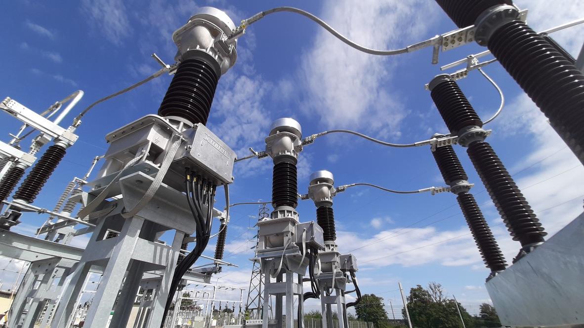 Poste électrique haute tension — appareillage HTB, isolateurs et jeux de barres