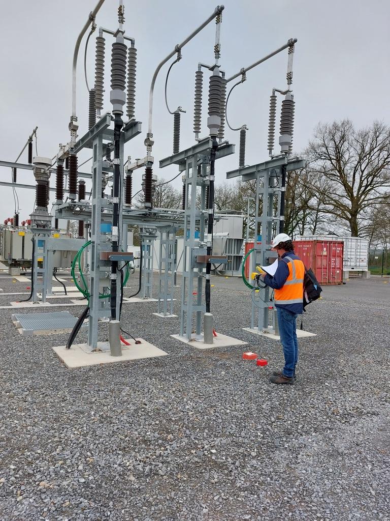 Poste électrique haute tension HTB avec disjoncteurs et transformateurs de courant